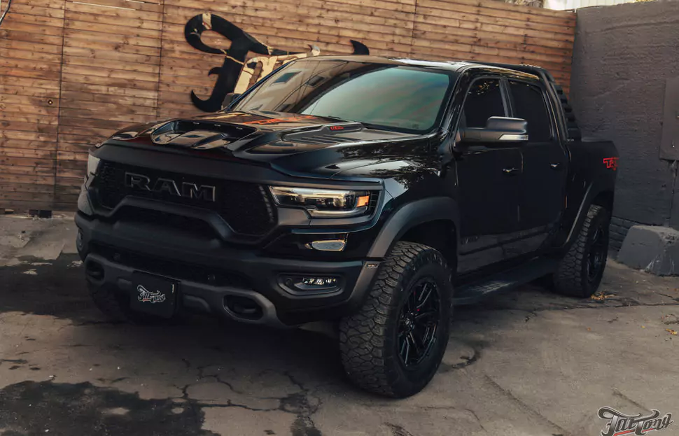 Новая тормозная система Brembo для RAM TRX, комплексная шумоизоляция и новая акустическая система, цветные ремни безопасности с принтом